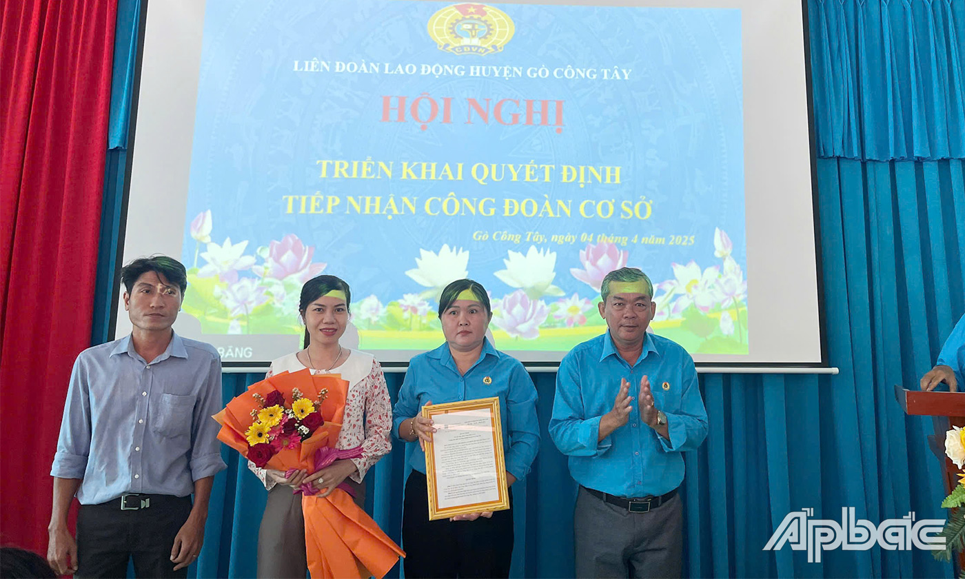 trao 02 quyết định tiếp nhận trực thuộc về cho LĐLD huyện quản lý