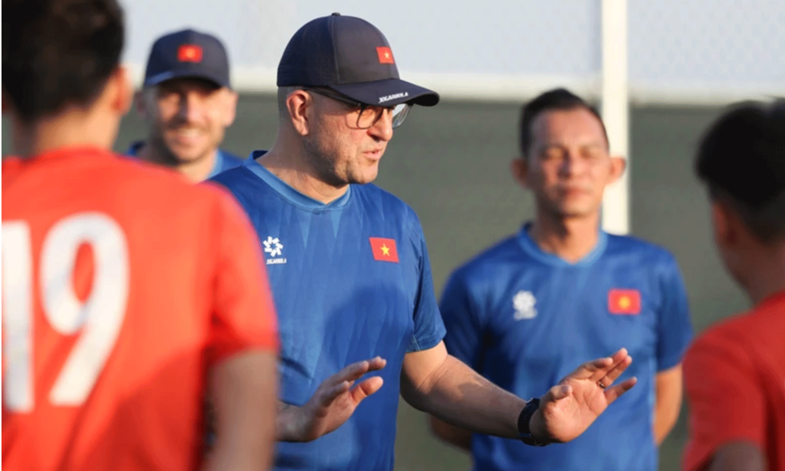 Huấn luyện viên Cristiano Roland cùng các học trò trong buổi tập. (Ảnh: VFF)