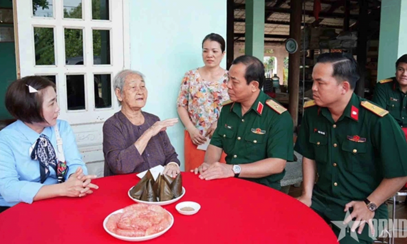 Bộ tư lệnh TP Hồ Chí Minh thăm Bà mẹ Việt Nam anh hùng tại huyện Củ Chi. Ảnh: qdnd.vn 