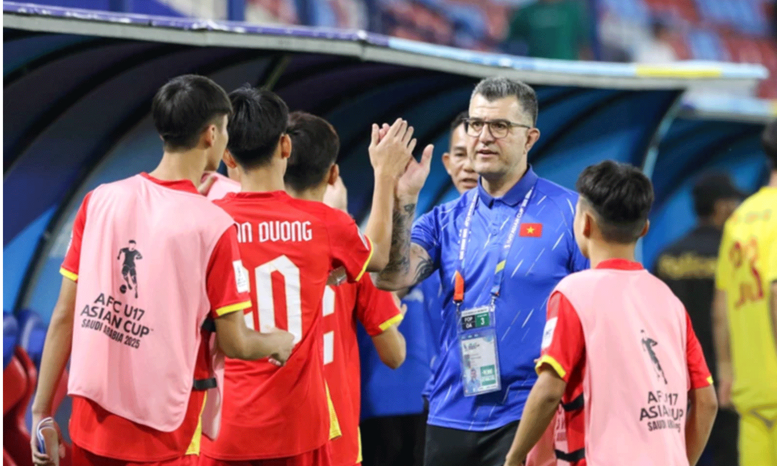 Huấn luyện viên Cristiano Roland chúc mừng các học trò sau trận đấu trước đối thủ mạnh. (Ảnh: VFF)