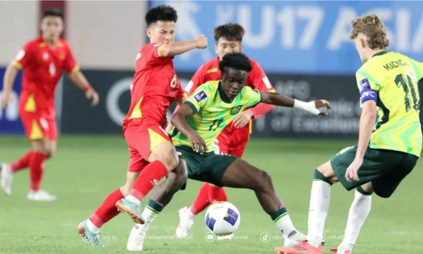 U17 Việt Nam thi đấu nỗ lực trước các cầu thủ có thể lực tốt của U17 Australia. (Ảnh: VFF)
