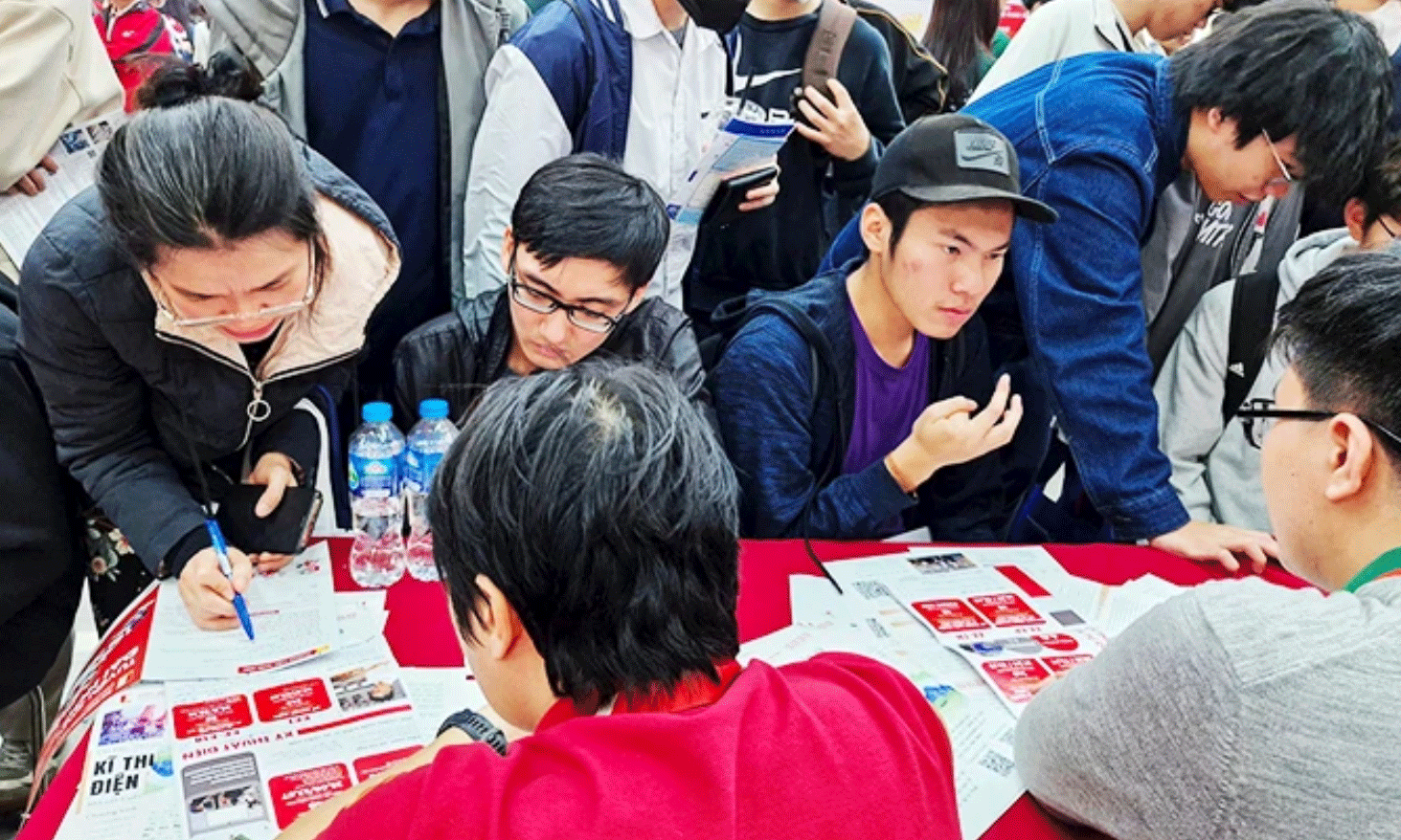 Hoạt động tư vấn tuyển sinh vào các trường đại học năm 2025.  Cần nâng cao khả năng tự học.