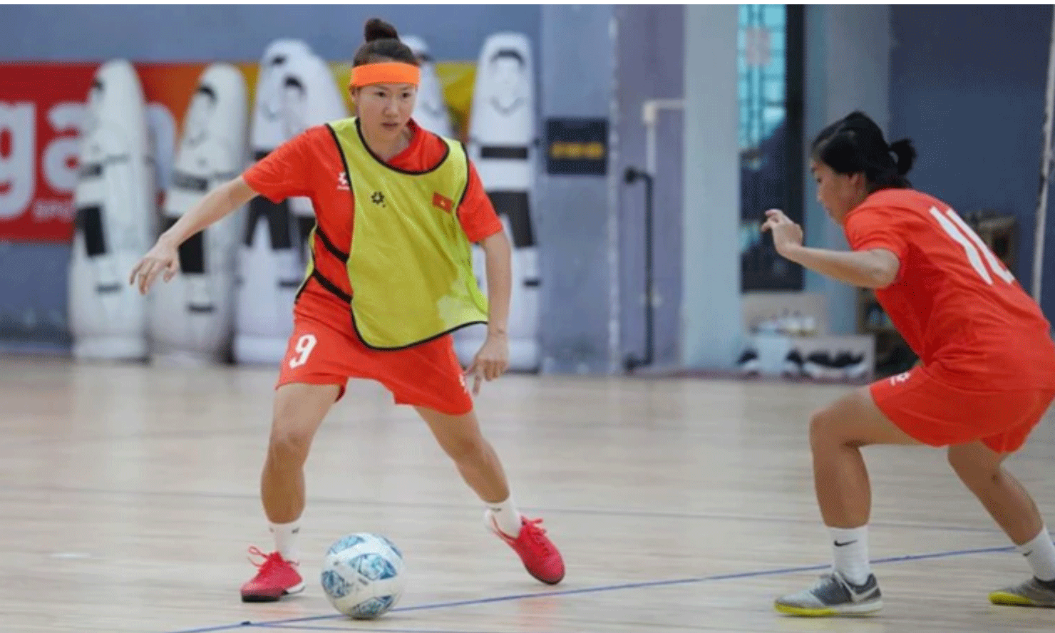 Các thành viên đội tuyển futsal nữ Việt Nam trong một buổi tập. (Ảnh: VFF)
