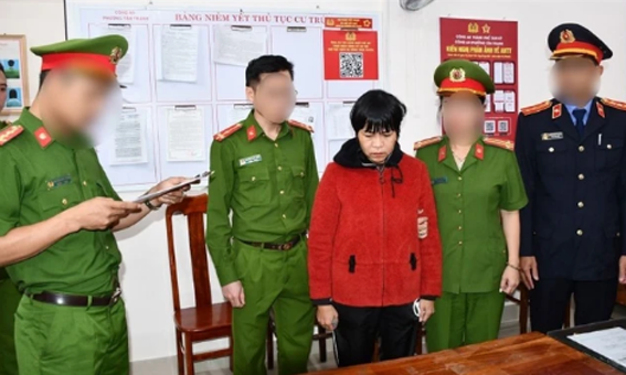 Phòng Cảnh sát hình sự Công an tỉnh Quảng Nam tống đạt các quyết định khởi tố bị can và bắt tạm giam Tô Thị Ty Na về hành vi giết người.