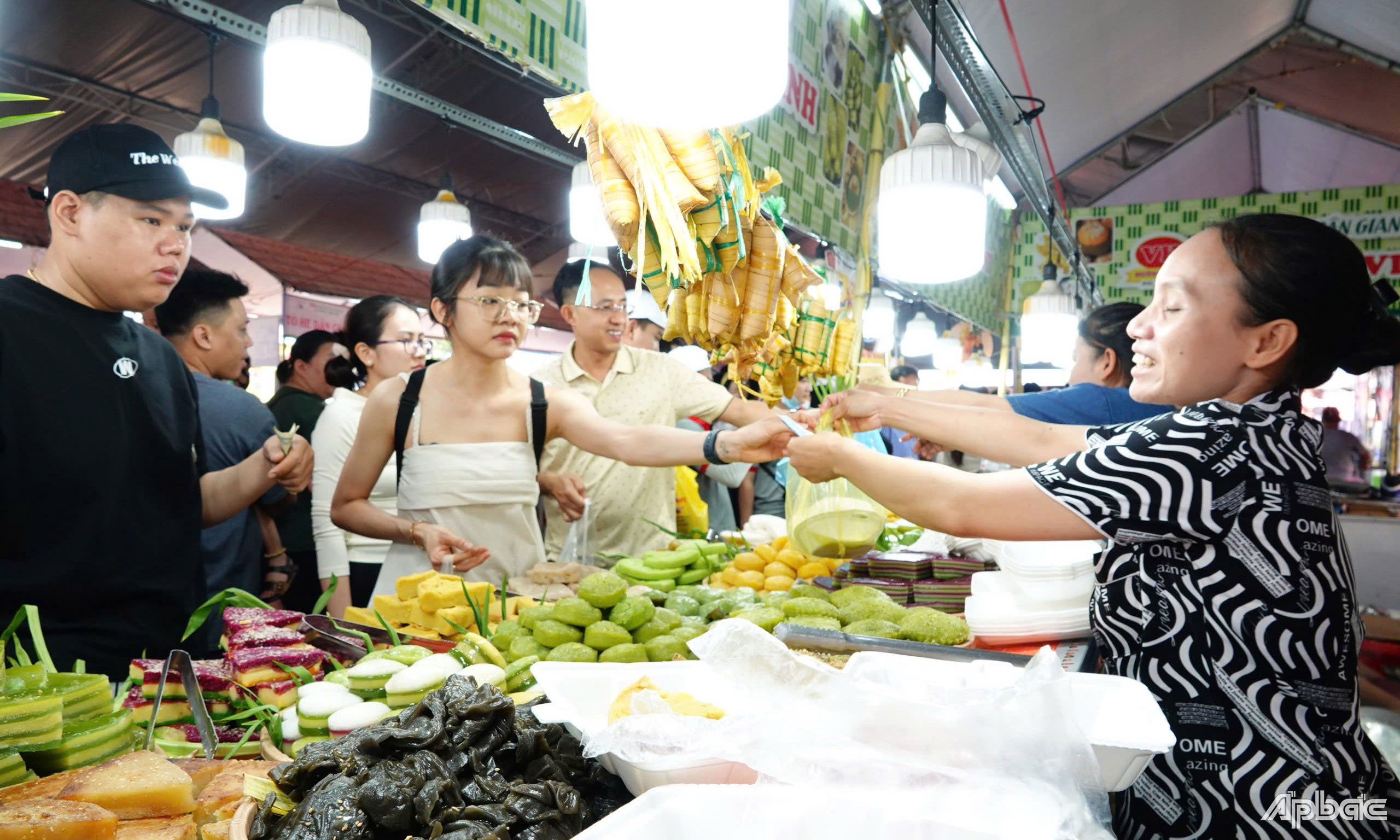 Du khách trải nghiệm các loại bánh tại Lễ hội.