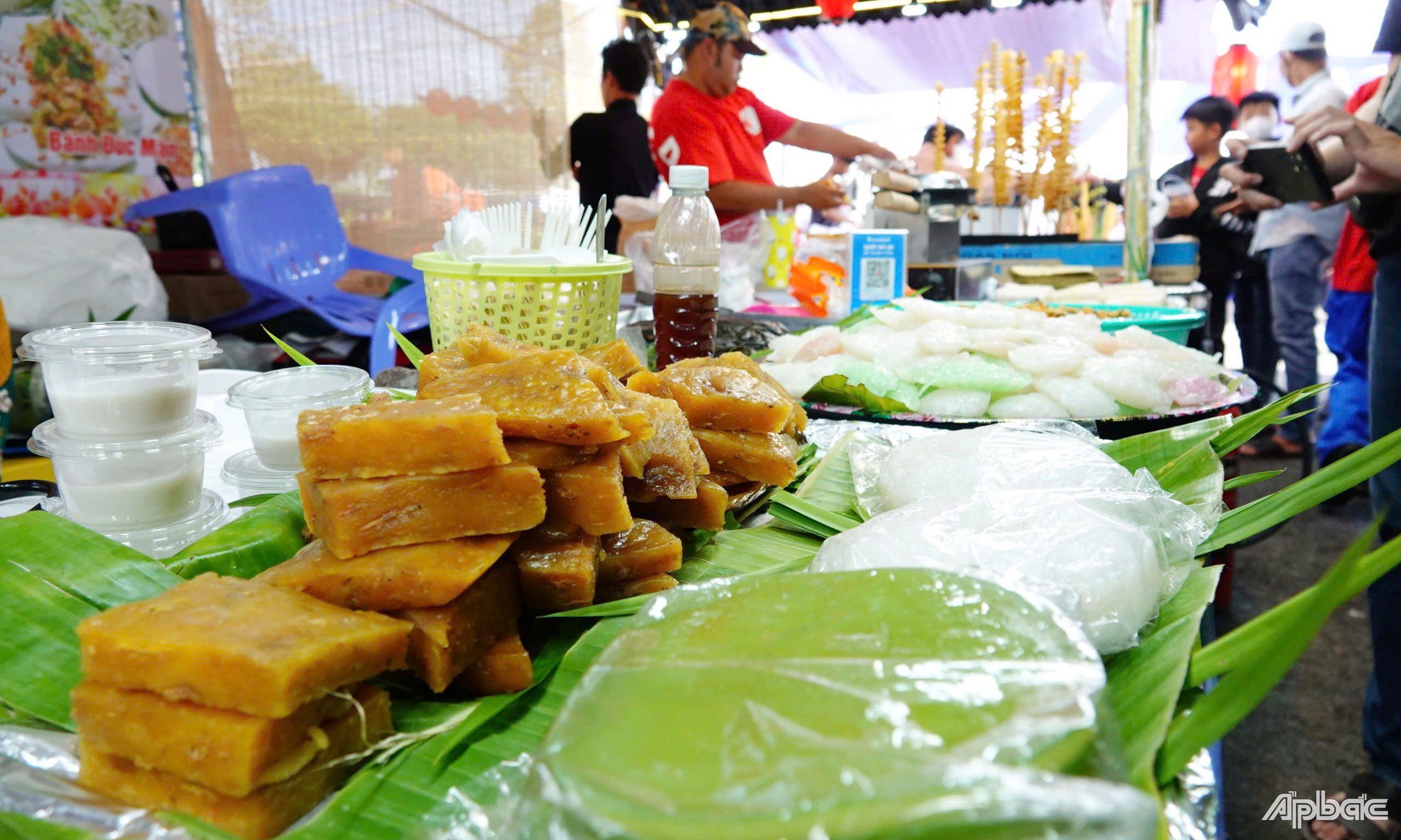 Các loại bánh dân gian bày bán tại Lễ hội.