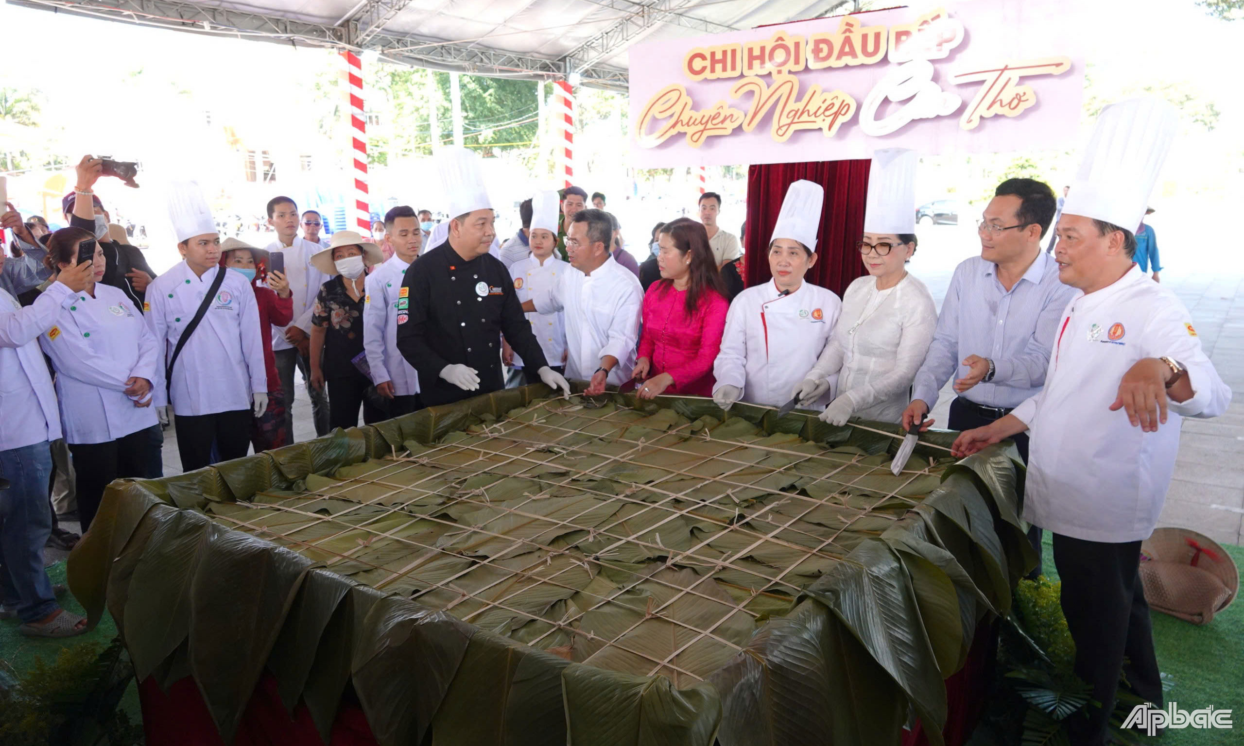 Các nghệ nhân chuẩn bị mở bánh chưng “khủng”.