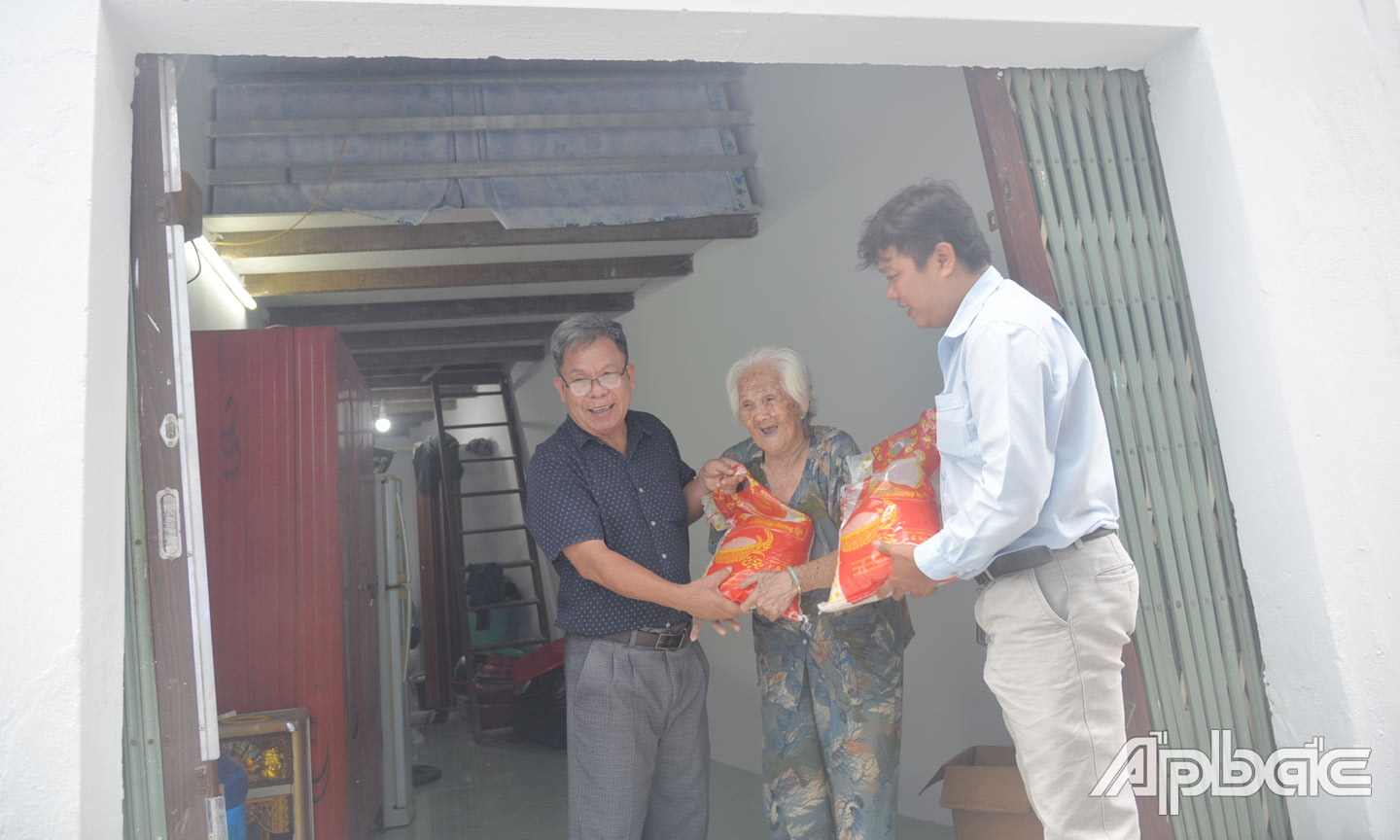 Bà Nguyễn Thị Nhuần (ở khu phố 9, phường 4, TP. Mỹ Tho) vui mừng khi có được căn nhà mới.