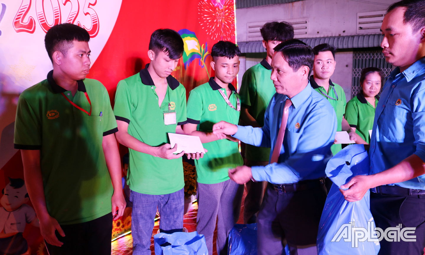 Chủ tịch LĐLĐ tỉnh Lê Minh Hùng trao quà cho công nhân lao động khó khăn trong đêm văn nghệ “Đón tết cùng công nhân” tổ chức tại Khu công nghiệp Mỹ Tho - Cụm công nghiệp Trung An.