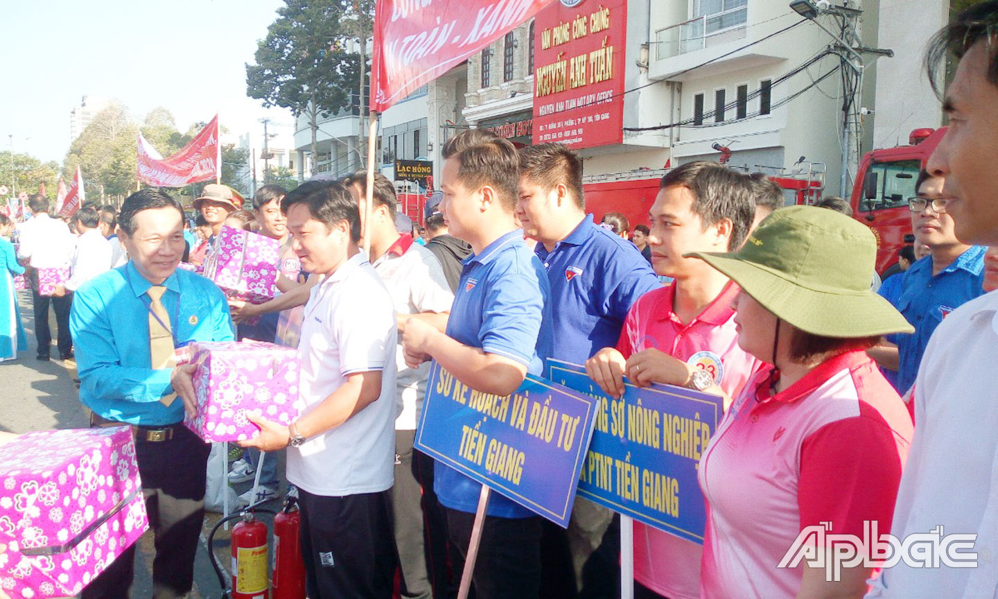 Chủ tịch Liên đoàn Lao động tỉnh Lê Minh Hùng trao quà lưu niệm cho các đội tham gia Hội thi “An toàn vệ sinh lao động - Phòng, chống cháy nổ” tỉnh Tiền Giang năm 2024.