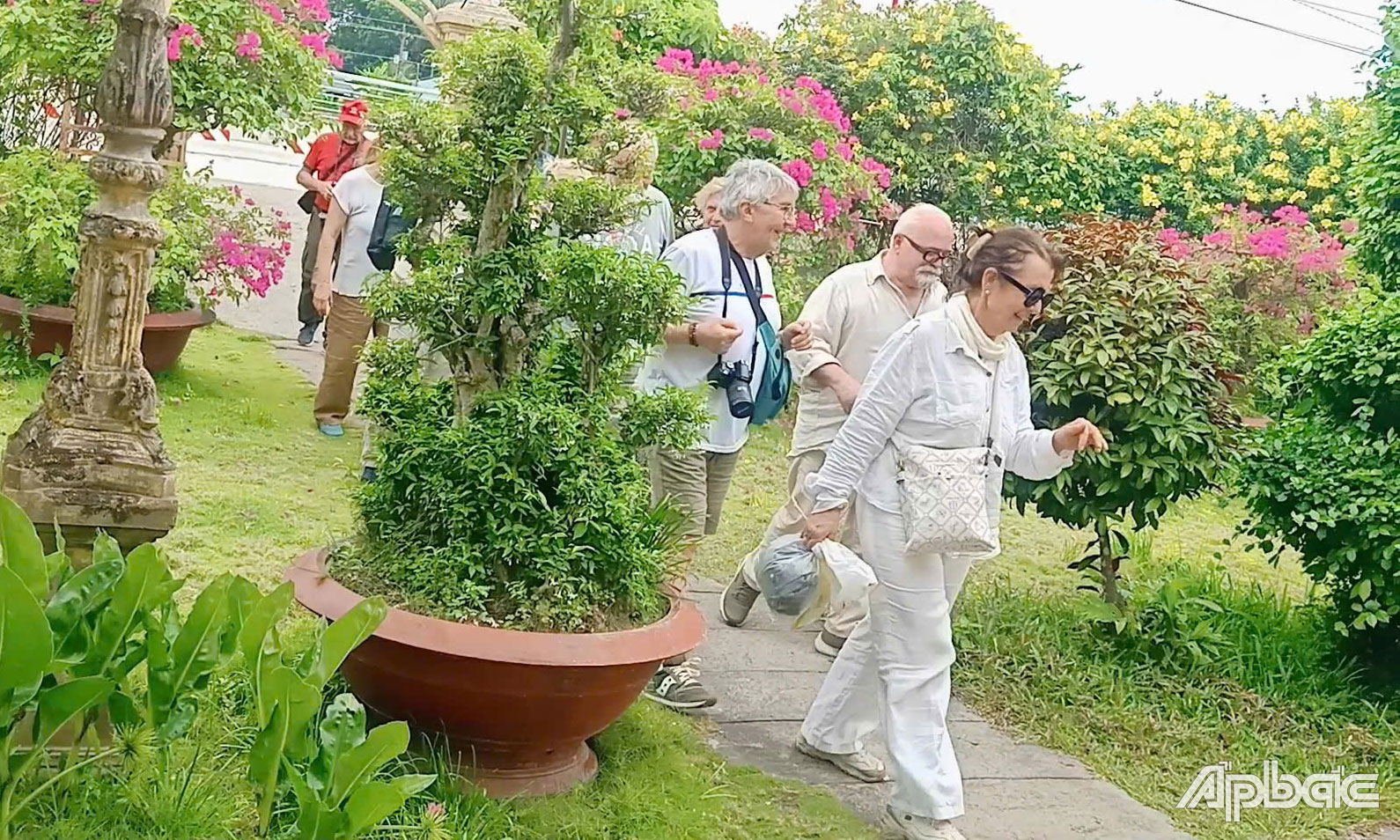 Khách du lịch tham quan Điểm du lịch Nhà cổ Ba Đức.