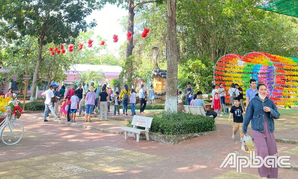 Khá đông du khách đến Điểm du lịch Trại rắn Đồng Tâm dịp Giỗ tổ Hùng Vương.