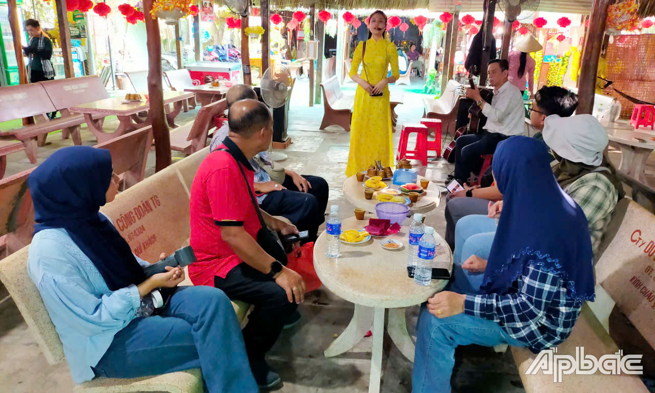 Du khách thưởng thức đờn ca tài tử tại Điểm du lịch Công đoàn Thới Sơn.