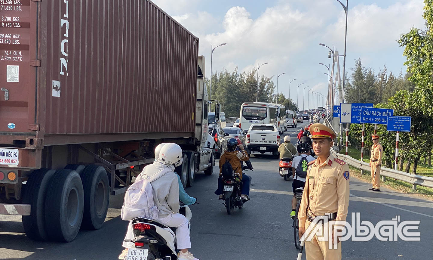 Lực lượng CSGT điều tiết tại cầu Rạch Miễu.