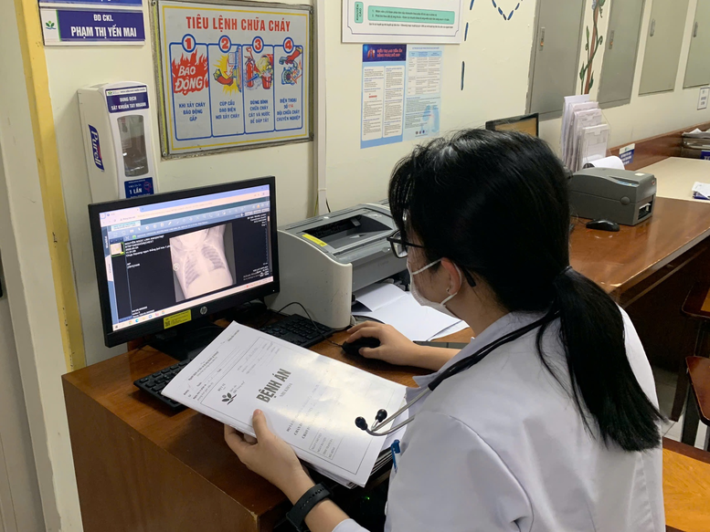 Nhiều cơ sở khám, chữa bệnh đã trang bị máy tính cho 100% thầy thuốc, nhân viên có nhu cầu - Ảnh: VGP/HM
