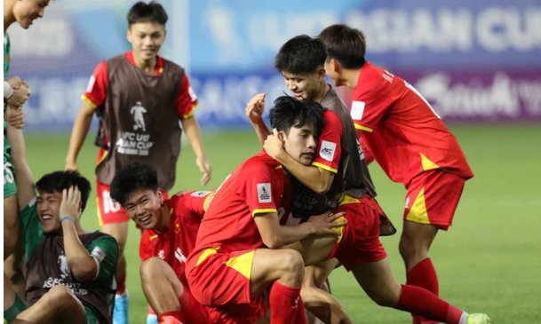 Niềm vui của U17 Việt Nam sau bàn gỡ hòa vào cuối trận. Ảnh: ĐOÀN NHẬT