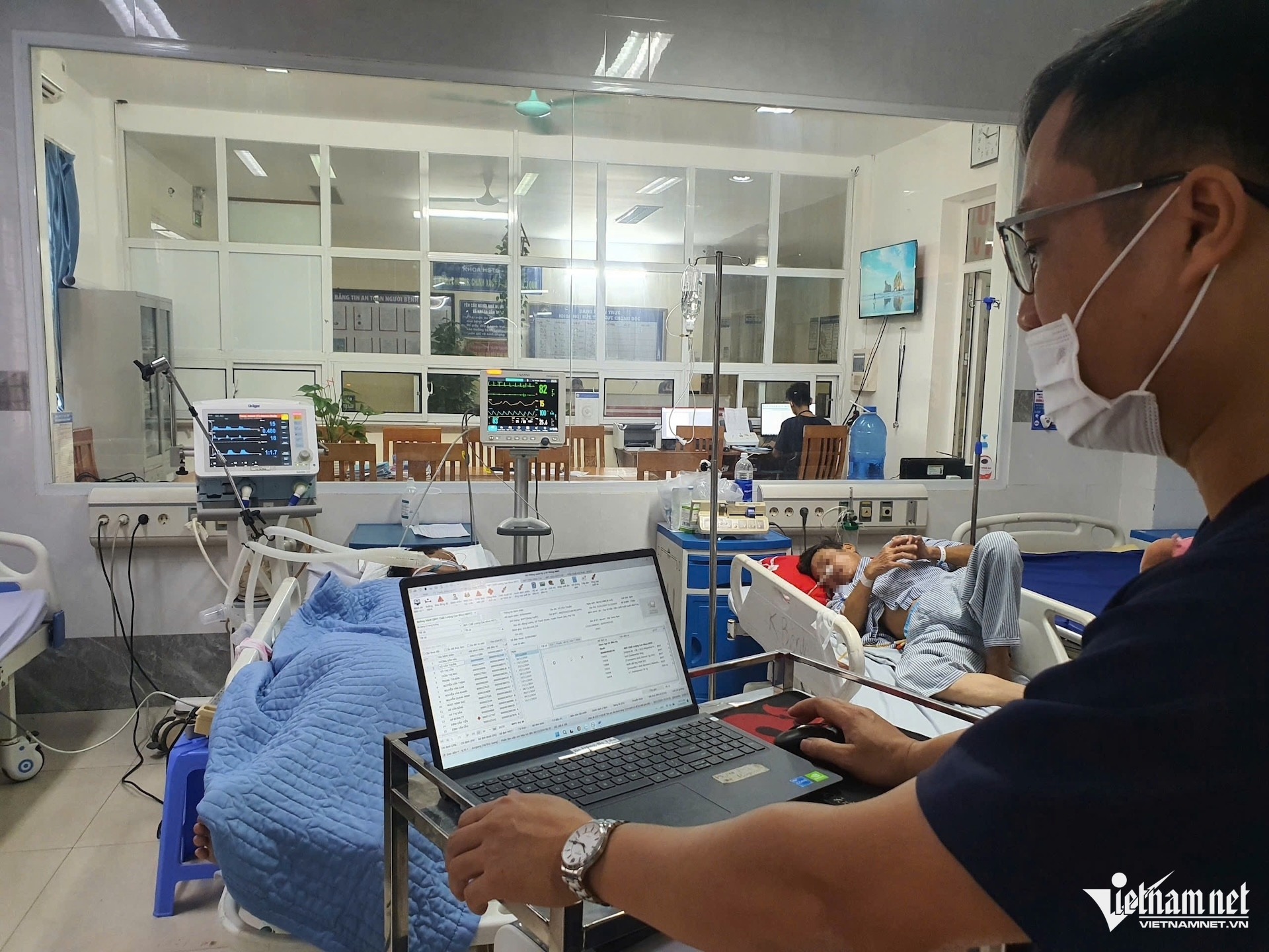Bác sĩ xem hồ sơ bệnh án điện tử của bệnh nhân trên máy tính, không phải rà từng trang trong tệp hồ sơ giấy. Ảnh: Võ Thu