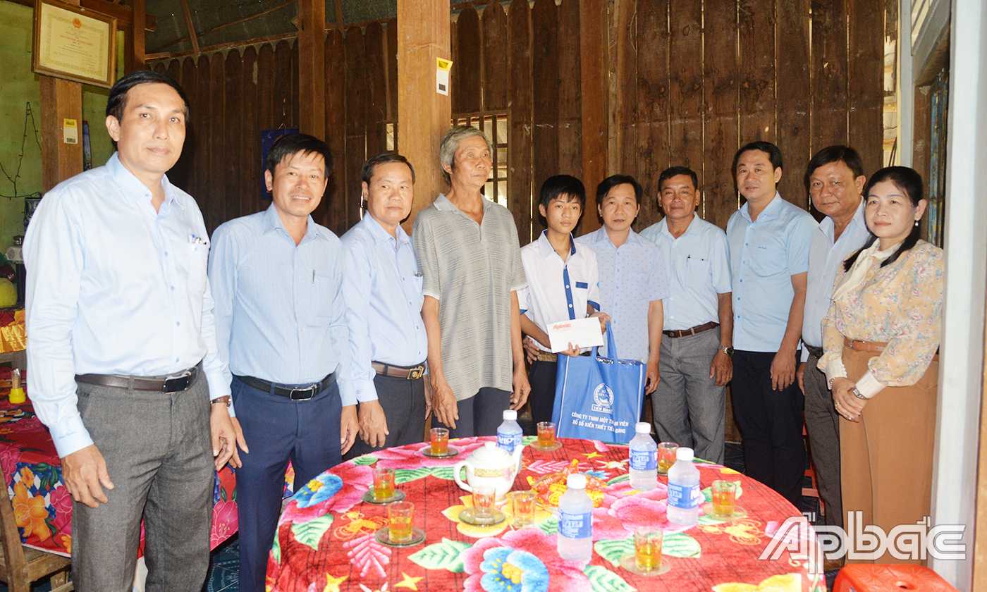 Nhà tài trợ củng lãnh đạo địa phương, nhà trường chia sẻ niềm vui đón nhận học bổng tiếp sức từ Công ty TNHH MTV xổ số kiến thiết Tiền Giang của em Đoàn Đức Vinh