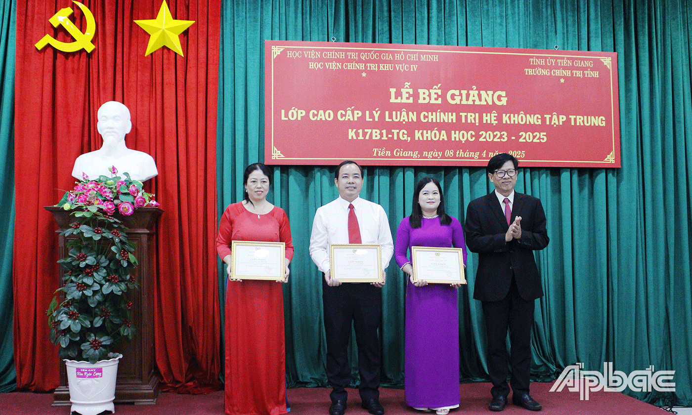 Tại lễ Bế giảng, 3 học viên được khen thưởng vì đạt danh hiệu “Học viên học tập giỏi, rèn luyện tốt”. 
