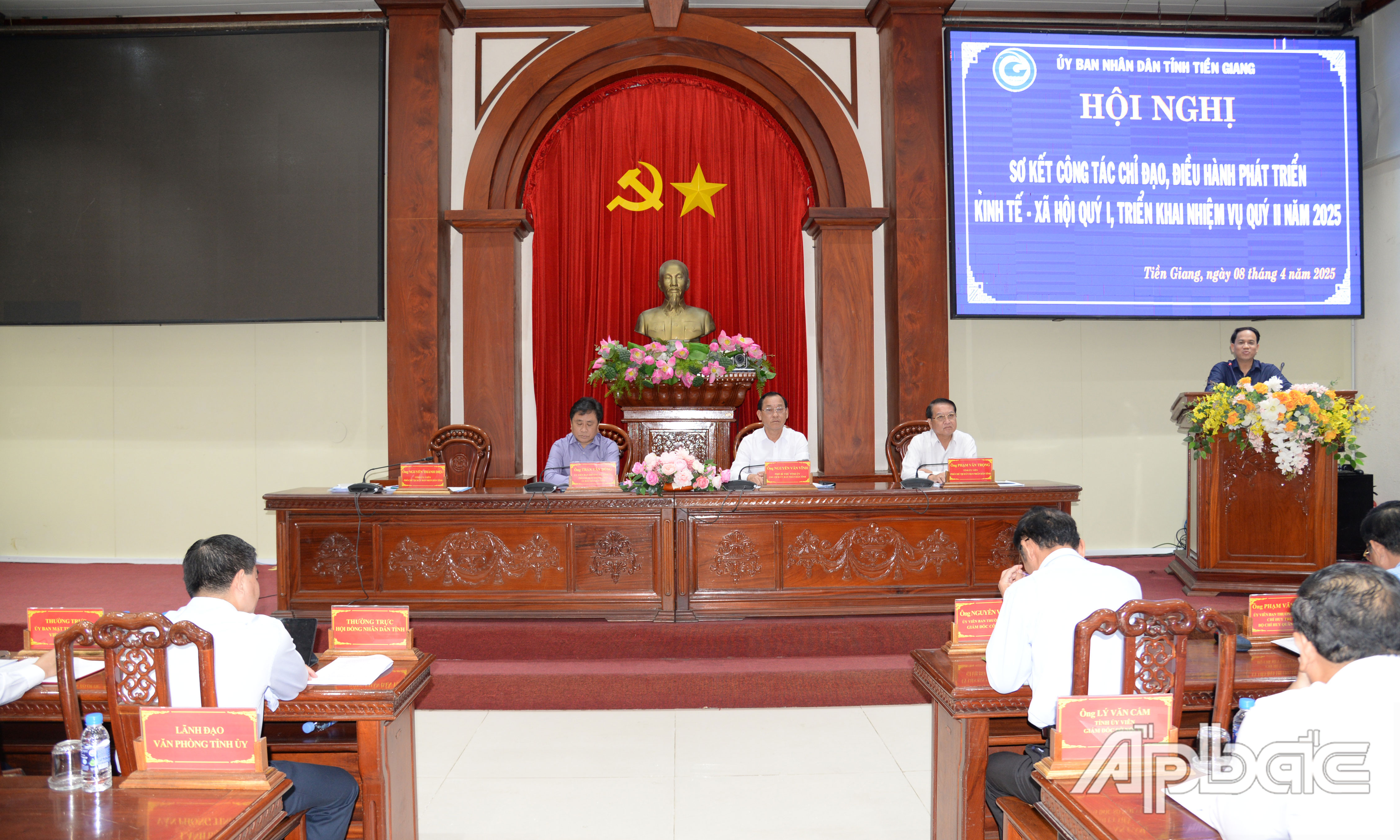 Lãnh đạo các sở, ngành phát biểu tại hội nghị.
