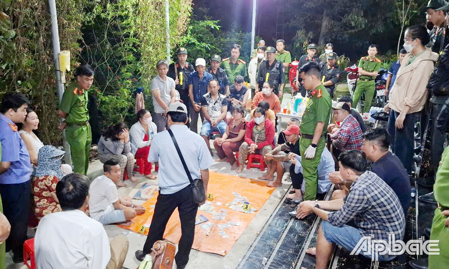 Tại hiện trường khám phá vụ đánh bạc (Hội Xuân- Cai Lậy).