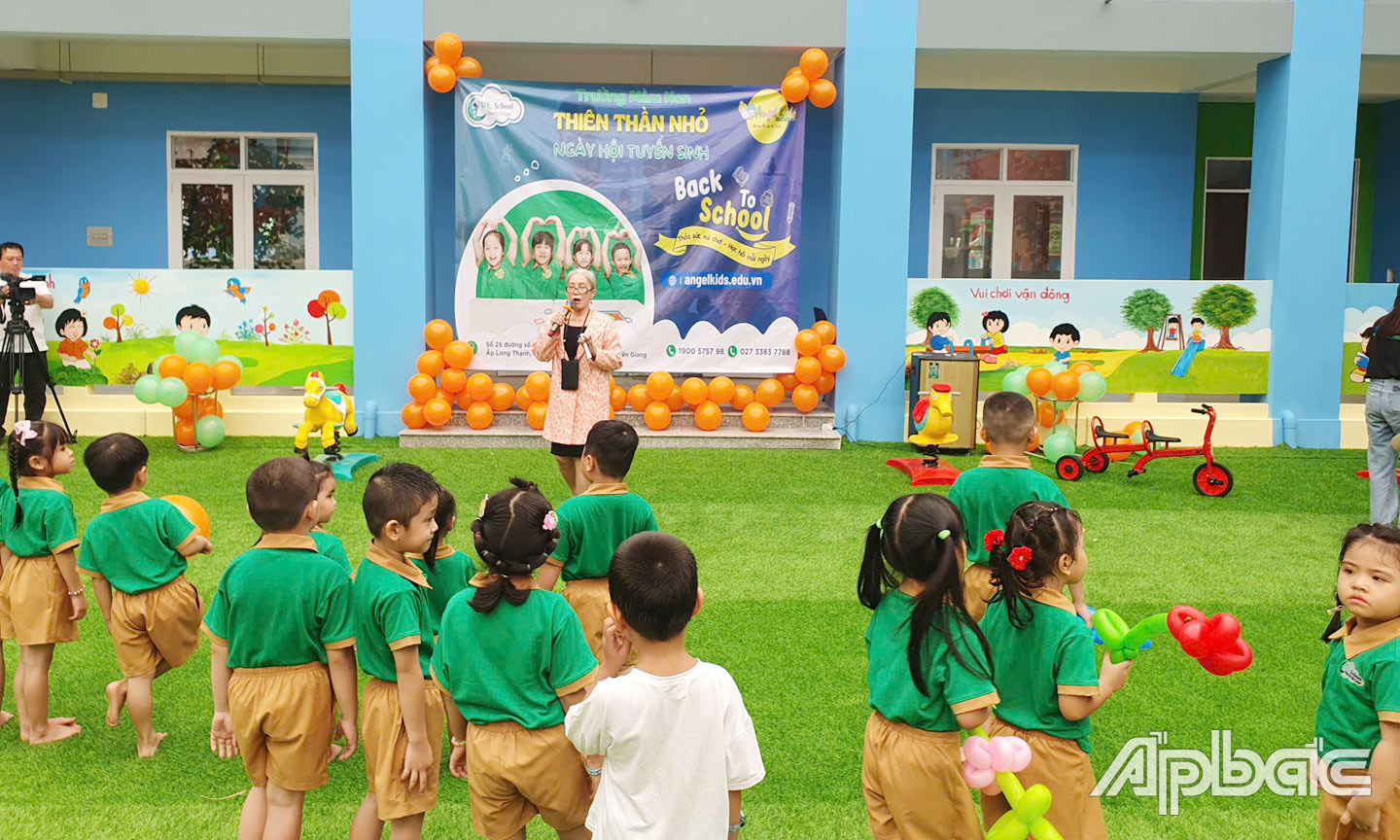 Tăng cường xã hội hóa giáo dục, đầu tư cho mạng lưới trường, nhóm trẻ mầm non ngoài công lập đáp ứng tốt nhu cầu gửi trẻ  của người dân (ảnh chụp tại Lễ khai trương Trường Mầm non Thiên Thần Nhỏ, huyện Chợ Gạo).