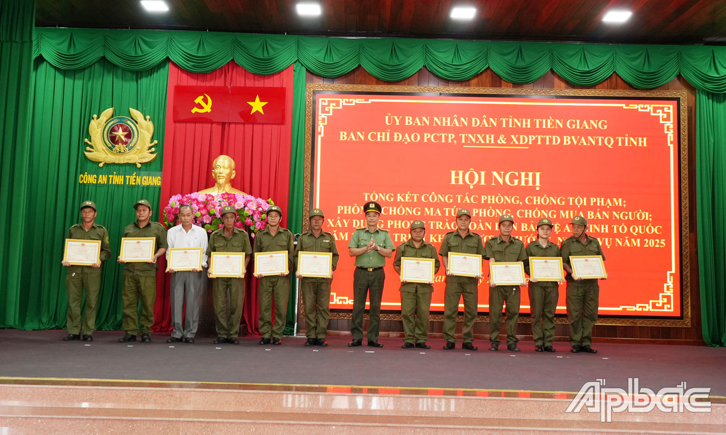  Các tập thể, cá nhân xuất sắc nhận Bằng khen của Bộ Công an vì có thành tích trong phong trào “Toàn dân bảo vệ an ninh Tổ quốc”.  