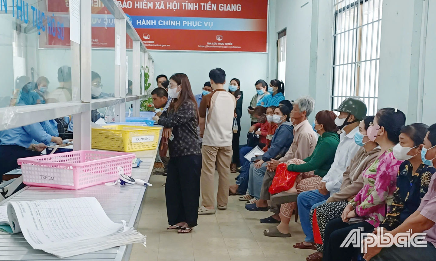 Quá tải nộp hồ sơ rút BHXH một lần tại bộ phận tiếp nhận hồ sơ của BHXH tỉnh Tiền Giang ngày 1-4-2025.