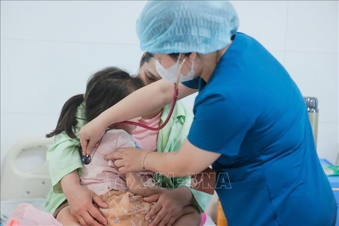 Thăm khám cho bệnh nhi mắc sởi đang được điều trị tại Bệnh viện Thanh Nhàn. Ảnh: Minh Quyết/TTXVN