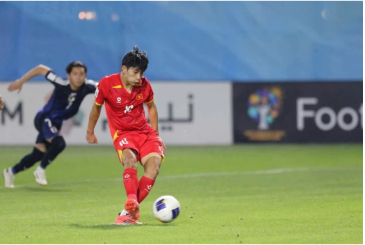 Trần Gia Bảo ghi bàn vào lưới U17 Nhật Bản. (Ảnh: VFF)