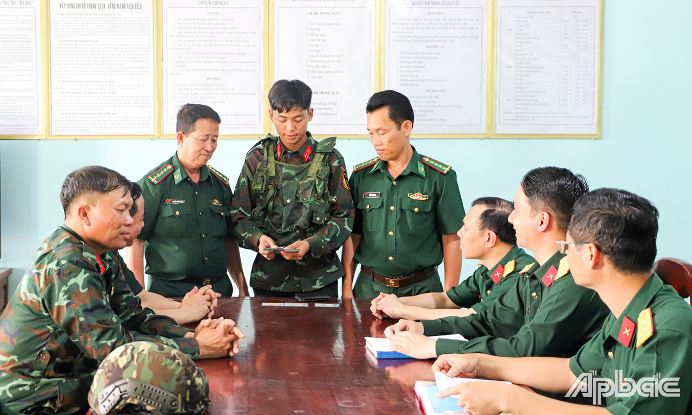 Trung úy Nguyễn Duy Dũng kiểm tra ví và giấy tờ.