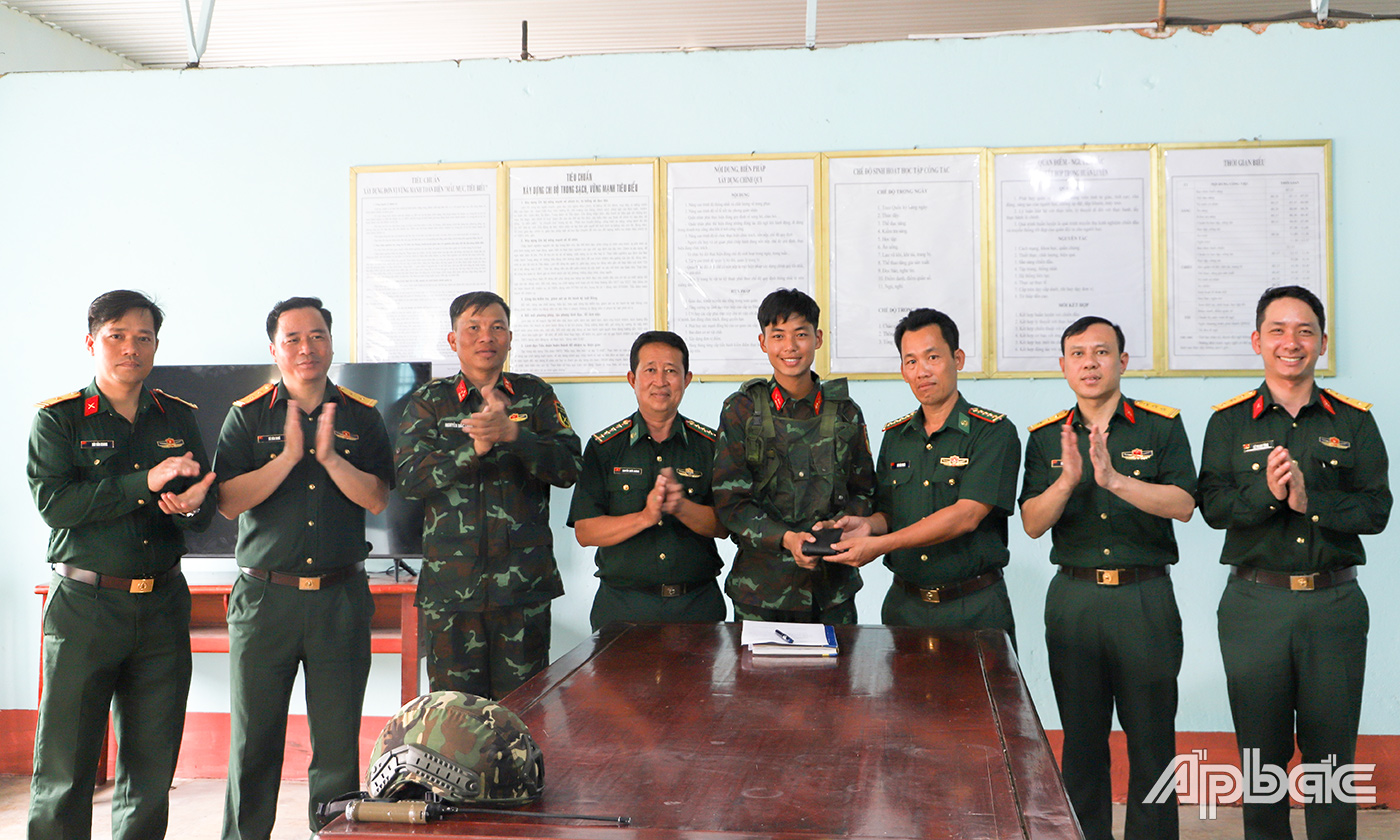 Đại úy QNCN Võ Văn Thinh và Đại úy QNCN Nguyễn Quốc Hương trao lại ví tiền cho Trung úy Nguyễn Duy Dũng. 
