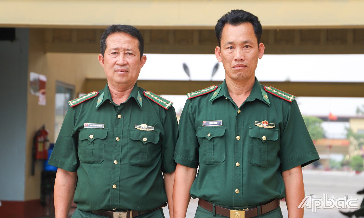 Đại úy QNCN Võ Văn Thinh (bìa phải) và Đại úy QNCN Nguyễn Quốc Hương (bìa trái).
