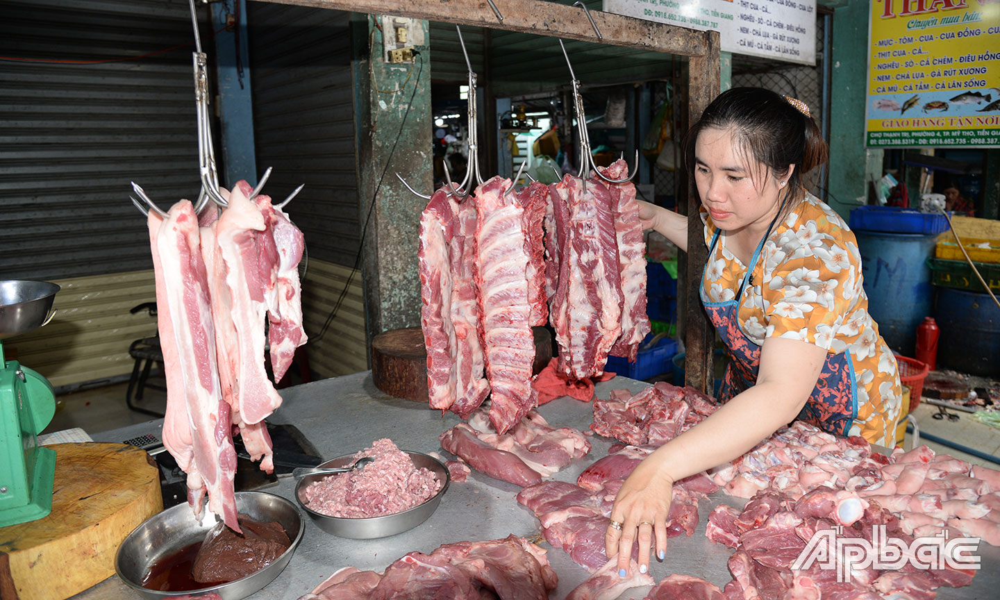 Sạp thịt heo của chị Bình mỗi ngày chỉ bán được khoảng 40 - 50 kg thịt các loại.