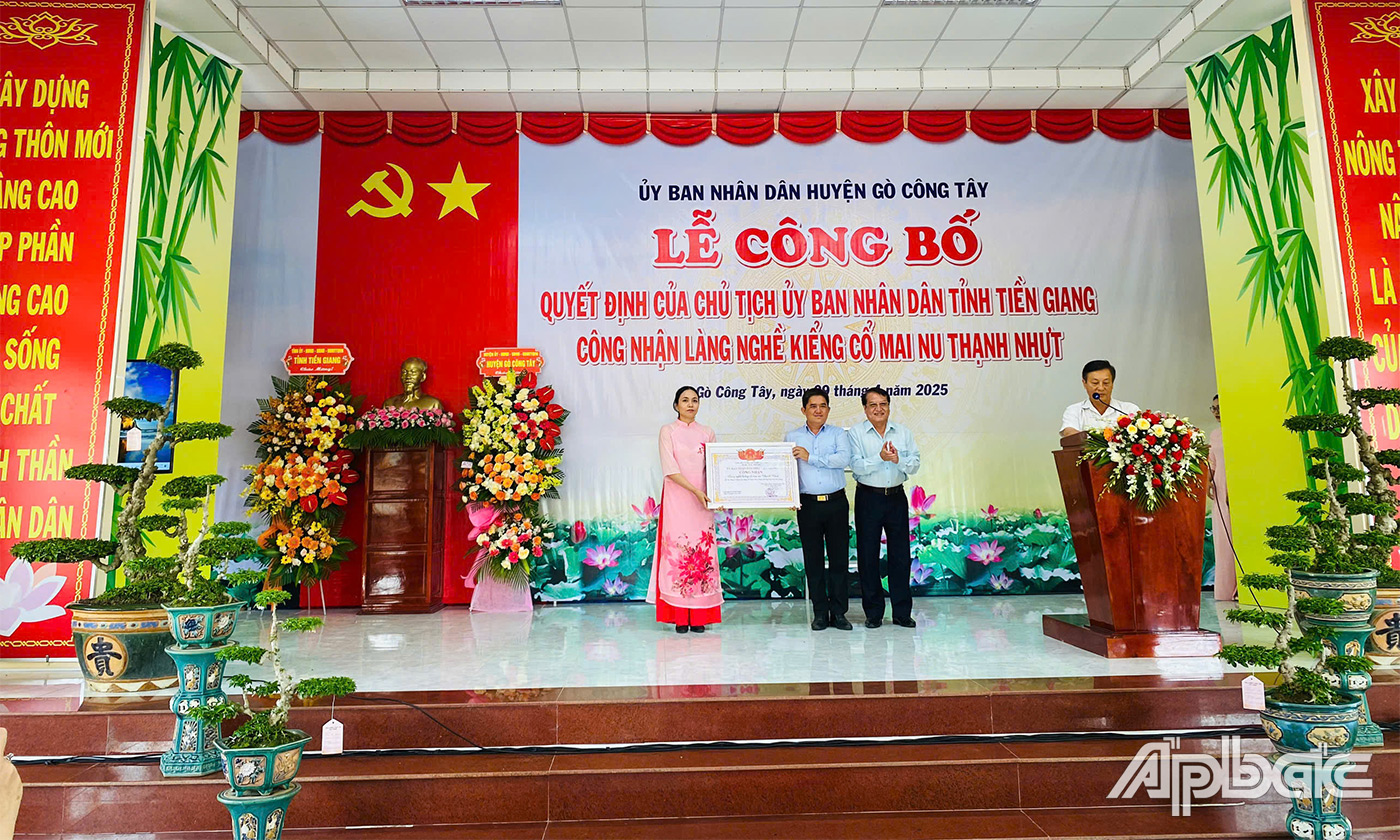 Đồng chí Phạm Văn Trọng trao Quyết định tại buổi lễ