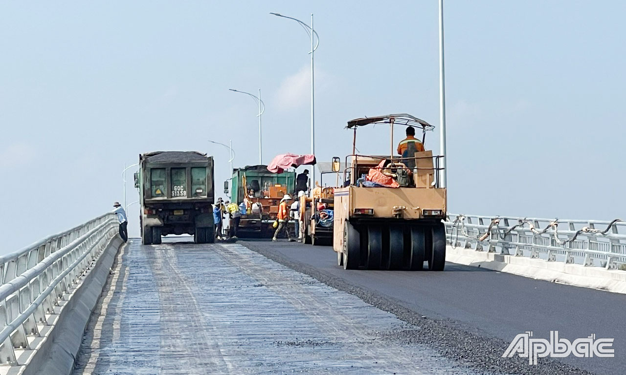 Nhà thầu tiến hành thảm nhựa mặt cầu Tân Phong vào sáng ngày 9-4.