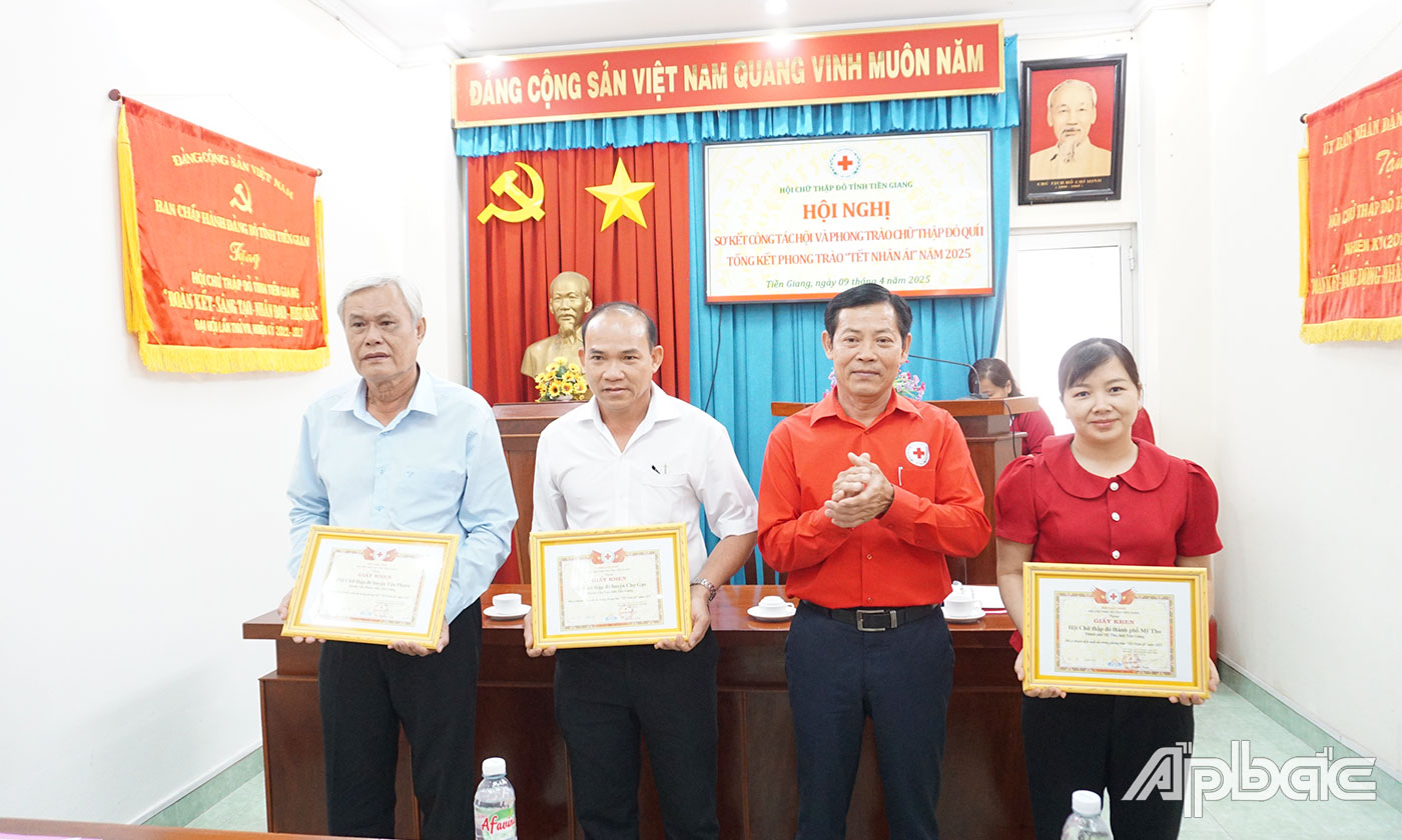 : Chủ tịch Hội Chữ thập đỏ tỉnh Tiền Giang Phan Đức Thanh trao Giấy khen cho các tập thể đã có thành tích xuất sắc trong phong trào “Tết Nhân ái” Xuân Ất Tỵ năm 2025.