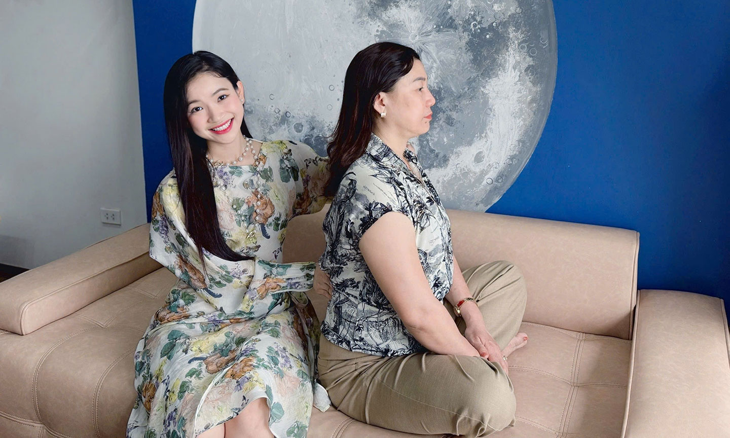 An hướng dẫn mẹ của mình trong quá trình tập luyện.