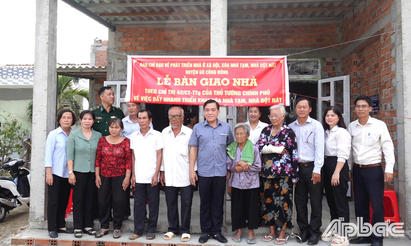 Lễ bàn giao 4 căn nhà cho các hộ gia đình theo chương trình xóa nhà tạm, nhà dột nát. 