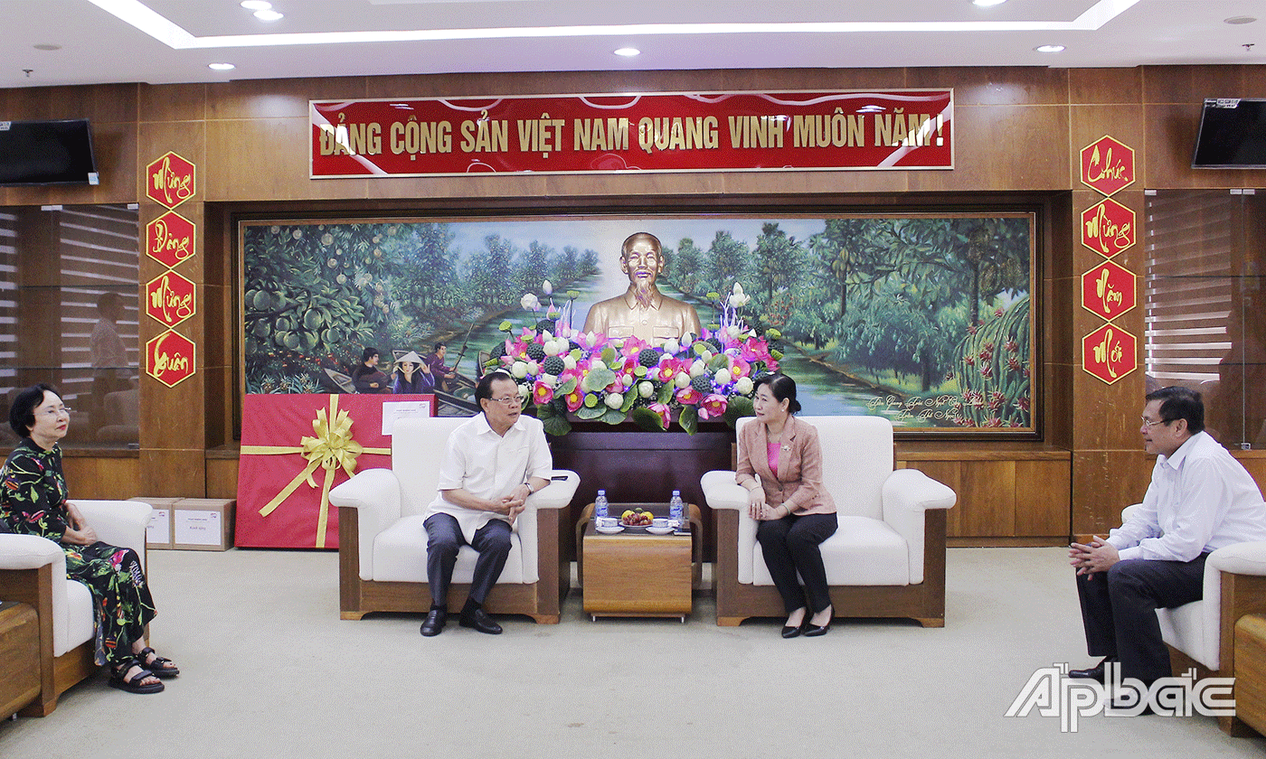 Đồng chí Châu Thị Mỹ Phương, Chủ tịch HĐND tỉnh Tiền Giang đón tiếp Đoàn công tác đồng chí Phạm Quang Nghị, nguyên Bí thư Thành ủy Hà Nội.