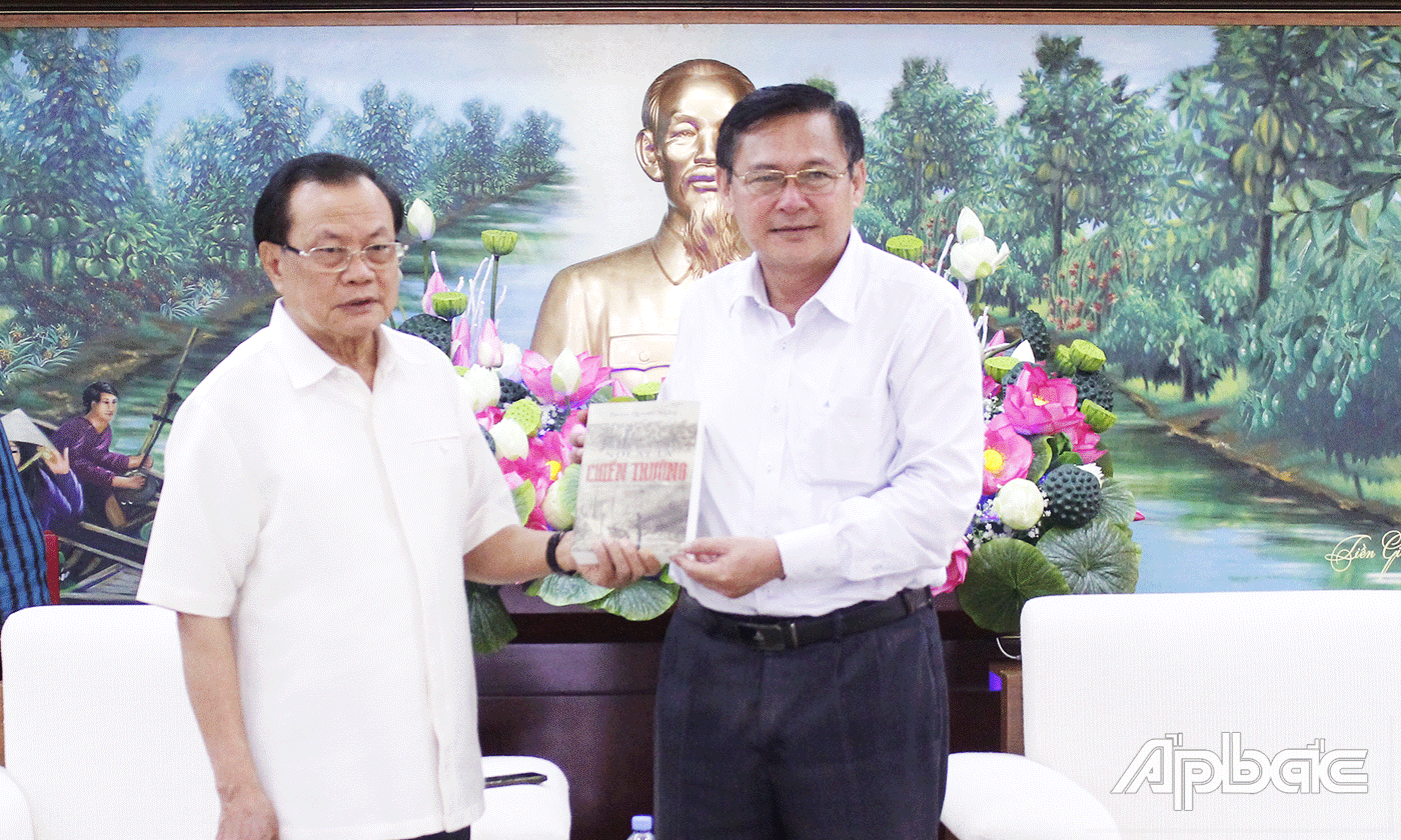Đồng chí Phạm Quang Nghị tặng sách :