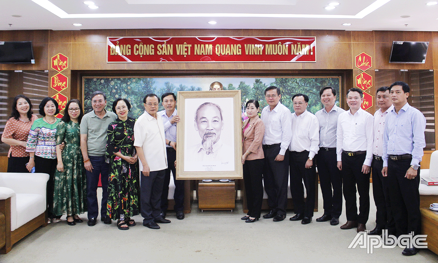 Các thành viên Ban Tuyên giáo và Dân vận Tỉnh ủy cùng Đoàn công tác chụp ảnh lưu niệm nhân chuyến thăm lại chiến trường xưa.
