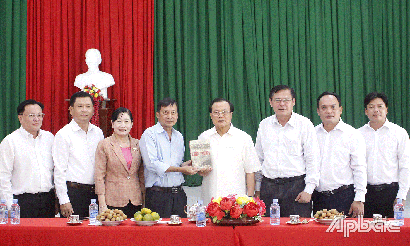 Đồng chí Phạm Quang Nghị đến thăm Đảng ủy, Ủy ban nhân dân xã Bình Trưng, huyện Châu Thành, tỉnh Tiền Giang.