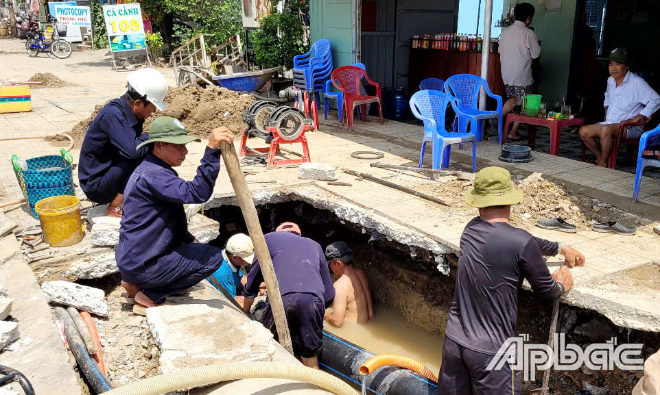 Công ty TNHH MTV Cấp nước Tiền Giang khẩn trương khắc phục sự cố bể đường ống dẫn nước.