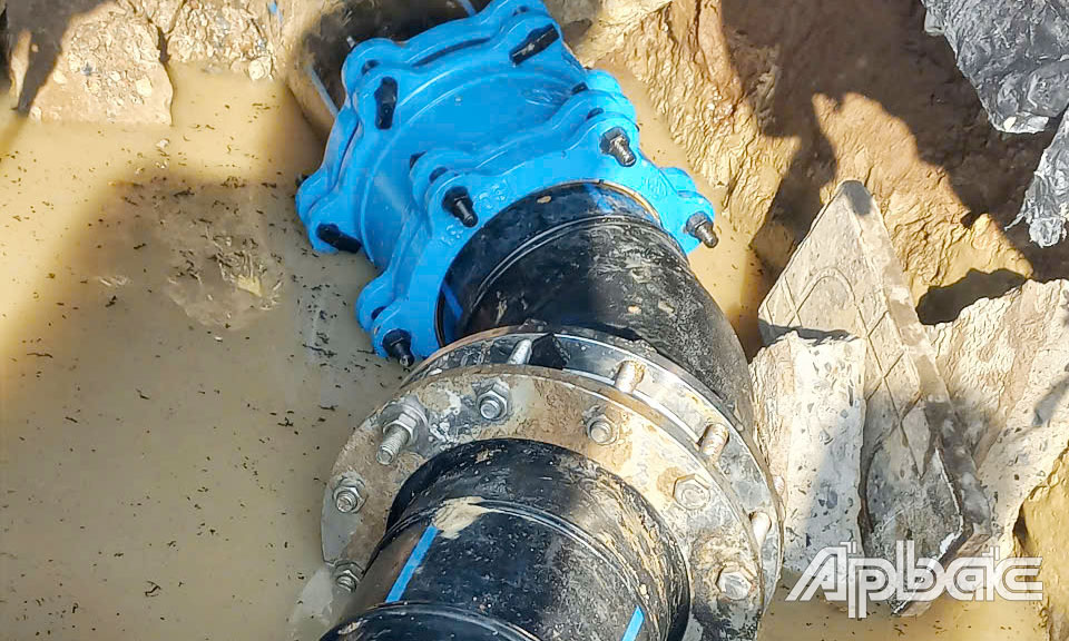 Đến 16 giờ, tuyến ống dẫn nước đã được nối lại và cung cấp nước sinh hoạt bình thường cho các hộ dân. 