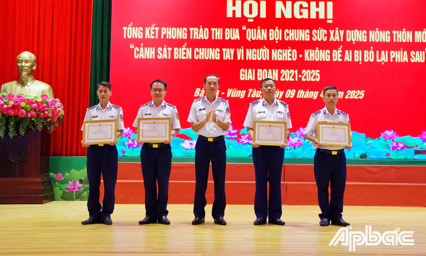  Đại tá Lê Văn Tú, Chính ủy Vùng Cảnh sát biển 3 khen thưởng cho các tập thể.