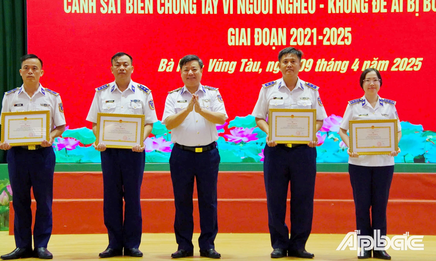 2: Đại tá Nguyễn Đức Hiếu, Phó Tư lệnh Pháp luật Vùng Cảnh sát biển 3 khen thưởng cho các cá nhân.