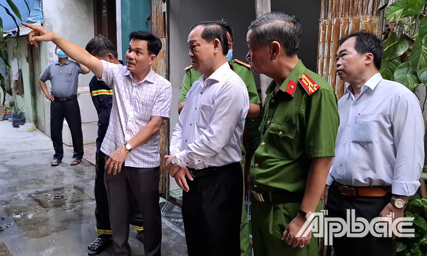 Phó Bí thư, Chủ tịch UBND tỉnh Tiền Giang Nguyễn Văn Vĩnh nghe báo cáo từ cơ quan Công an và đánh giá tình hình vụ việc.