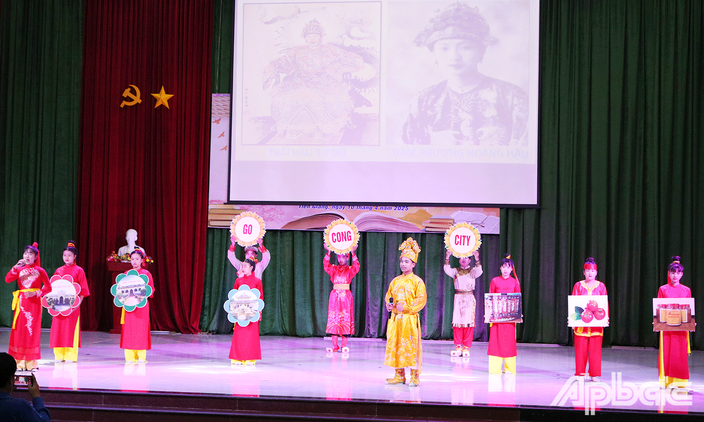 Các đội thi tham gia phần thi Tự giới thiệu 
