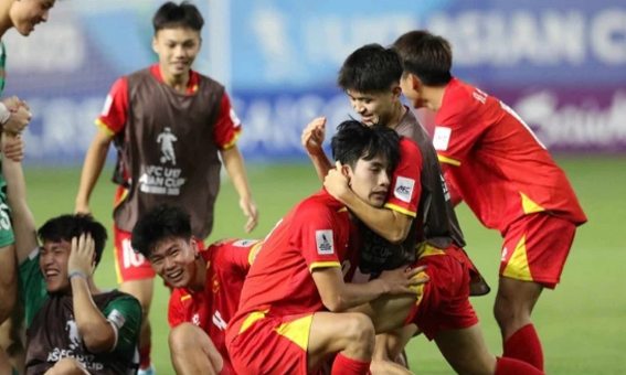 Đội tuyển bóng đá U17 Việt Nam vui mừng gỡ hoà trước đội U17 Nhật Bản. (Ảnh: VFF)